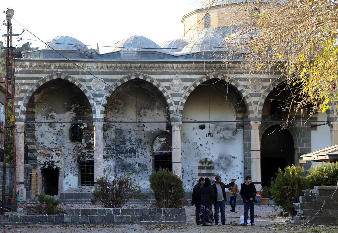 Sur. Авиабаза Диярбакыр в Турции. Fatih Karakayali 24 old Диярбакыр. Фатих КАРАКАЙАЛИ 24 года Диярбакыр. Диярбакыр фото.