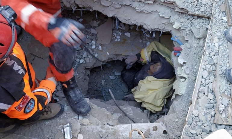 Elazığ'da depremin ardından arama kurtarma çalışmaları sürüyor